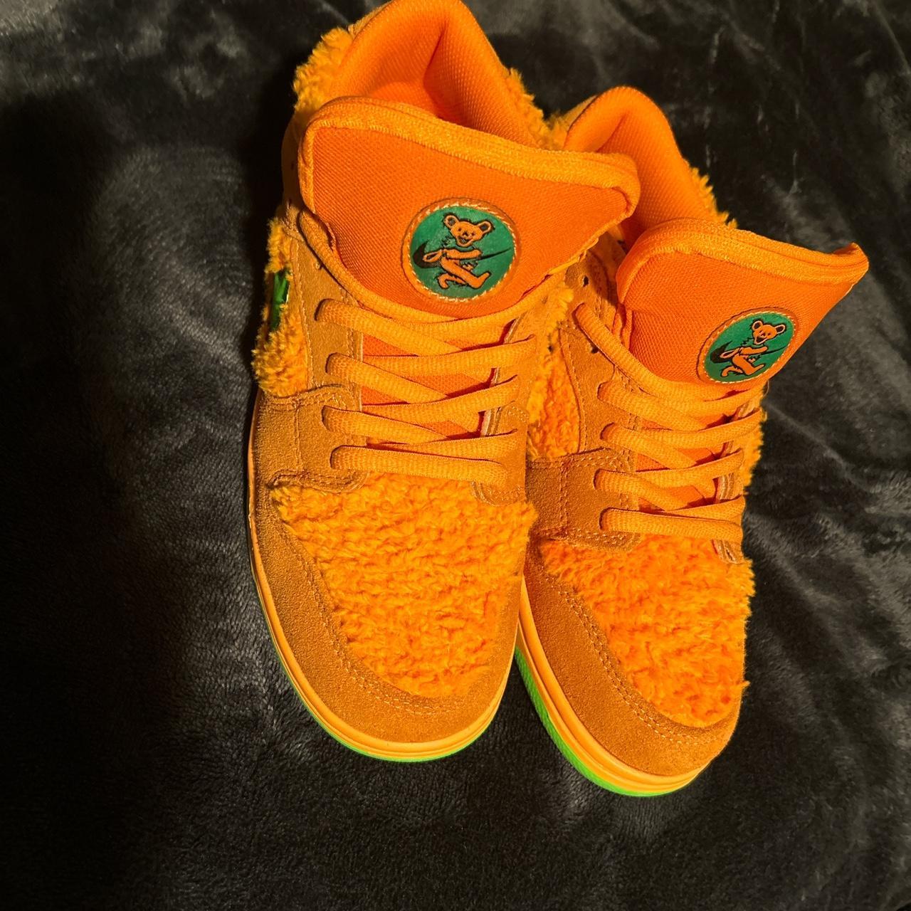 P0 Nike Men's Orange and Green Trainers - Image 1