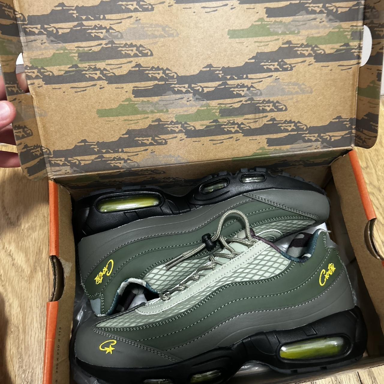 P0 Nike Men's Khaki and Green Trainers - Image 1
